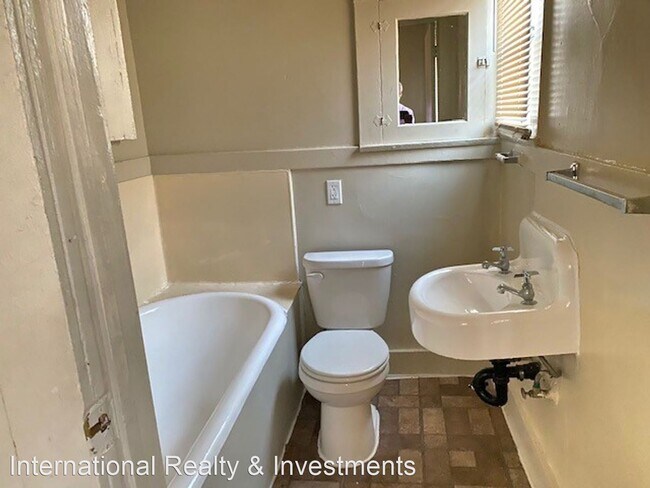 Building Photo - 1 br, 1 bath House - 1868 W. 52nd St
