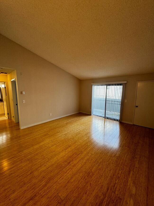 Building Photo - Stunning 1BD/1BA Condo - Great Location!