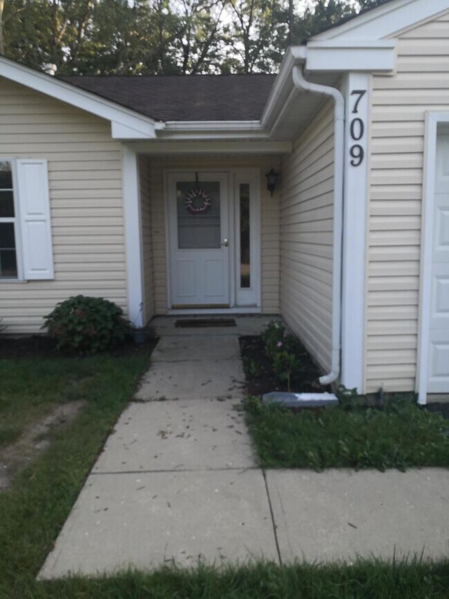 Building Photo - 709 Dartmouth Dr