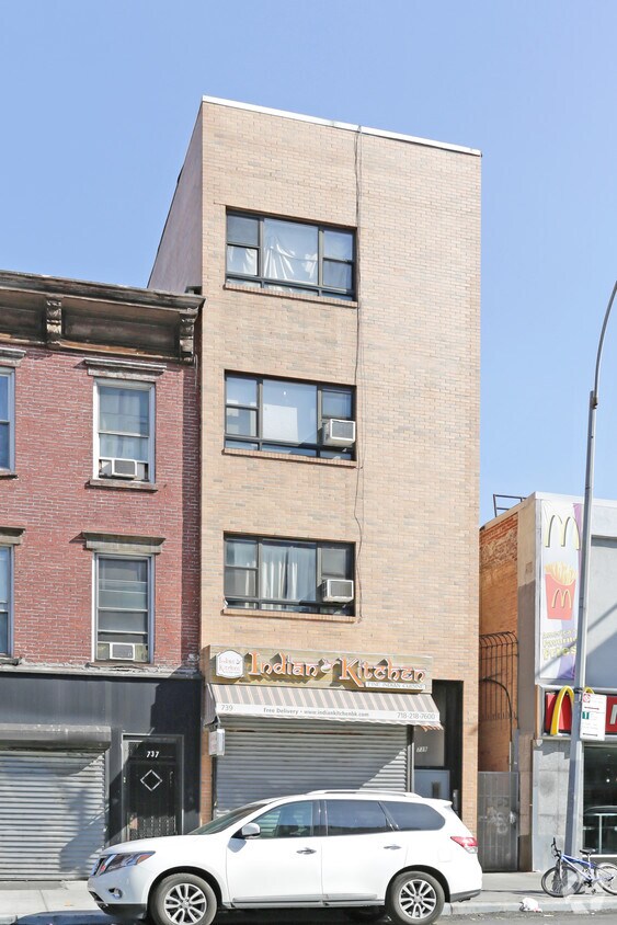 Building Photo - 739 Grand St