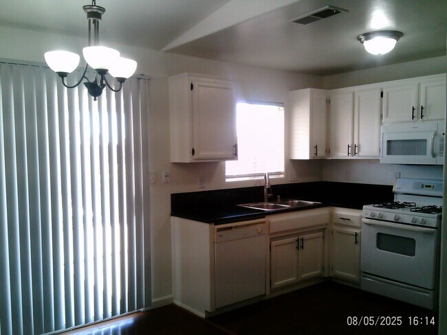 Foto del edificio - OILDALE CUTIE !!! SPECIAL $2625.00 MOVES Y...