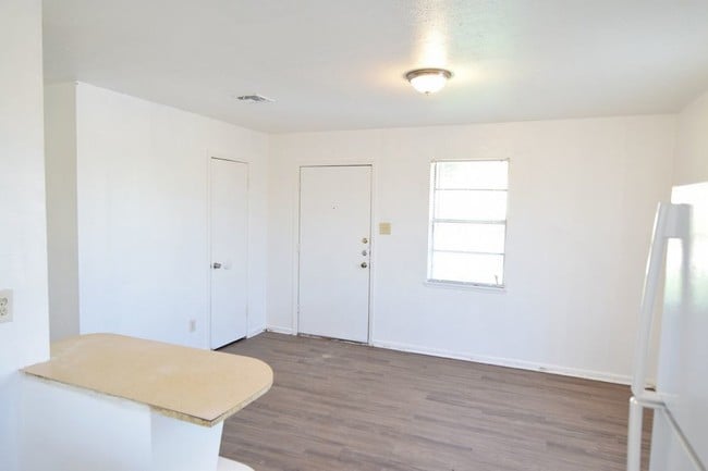 Building Photo - 608 Raymond Killeen
