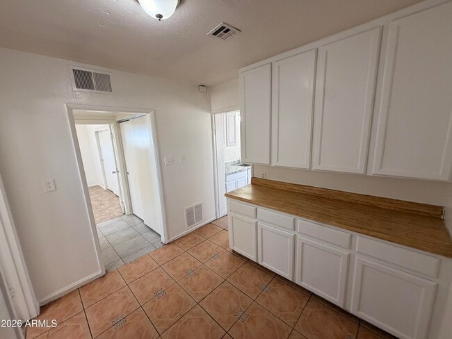 Foto del edificio - 2524 W Jefferson St