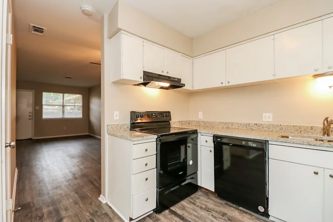 Building Photo - 2211 Lavern St