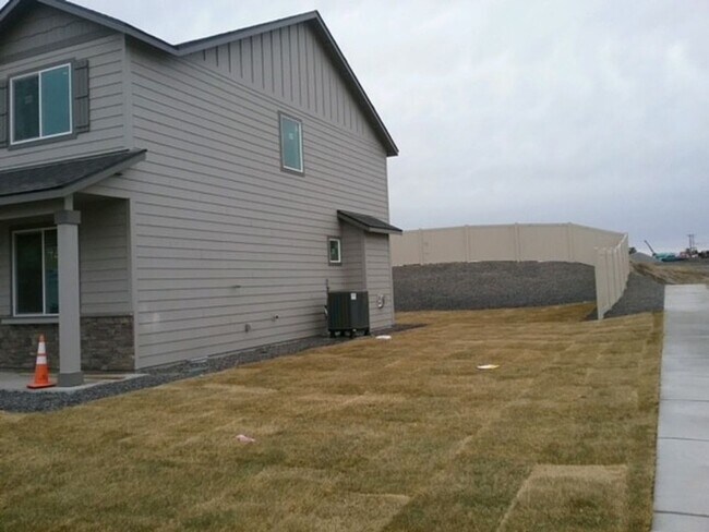 Foto del edificio - 4 bed 2.5 bath home in Mae Valley area of Moses Lake
