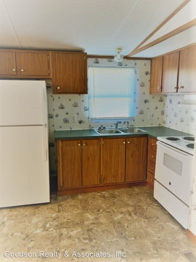 Building Photo - 3 br, 1 bath House - 106 Davis Street