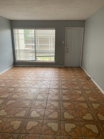 Foto del edificio - Afforadable 1 Bedroom Condo- Ready for new...