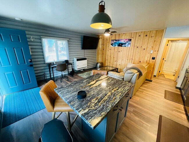 Building Photo - Fully Furnished 1 bed 1 bath unit available for short term rental - 30 day minimum