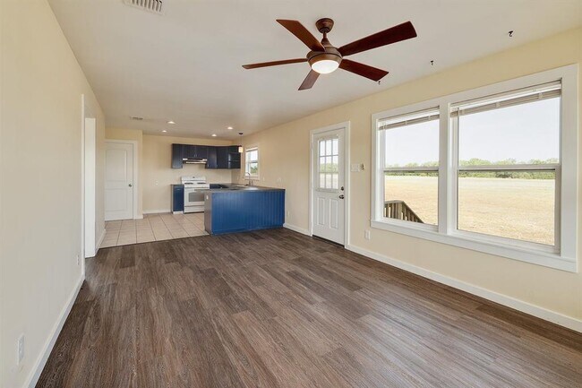 Building Photo - 117 Daisy Ln