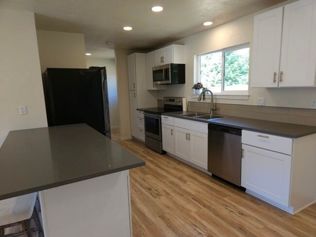 Foto del edificio - 3Bd/2.5Ba Single Story Home-For viewing!