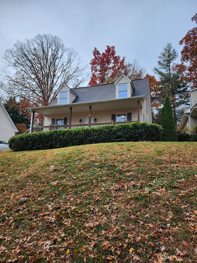 Building Photo - Asheville Rental!