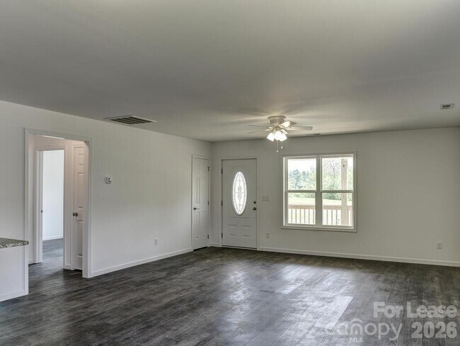 Foto del edificio - 261 Quinn Hill Ln