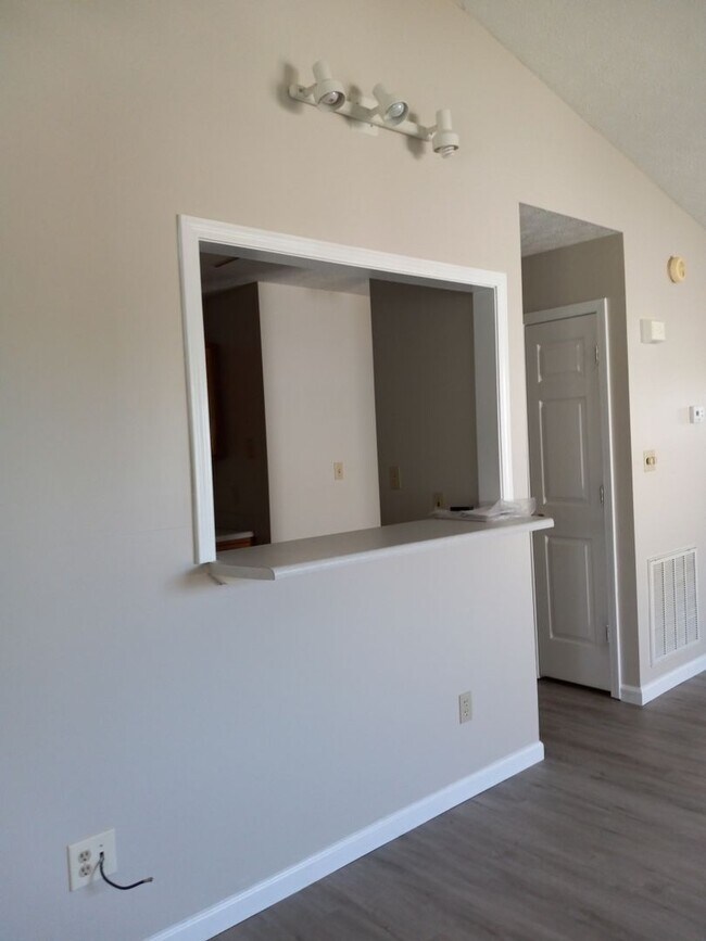 Foto del edificio - Beautiful 2 bedroom 2 bath duplex in East ...