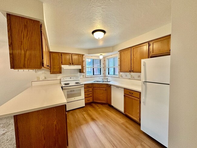 Building Photo - Quiet Condo in Quiet Community for Rent.