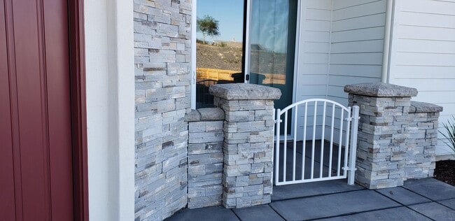 Foto del edificio - Beautiful Newer Meadows at Rice Ranch Two ...