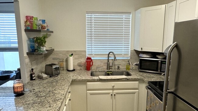 Building Photo - Unfurnished Annual Rental