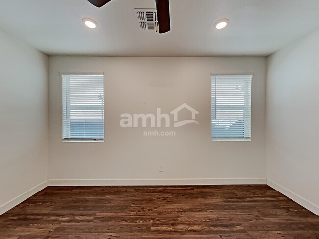 Foto del edificio - 632 W Hackamore Ave