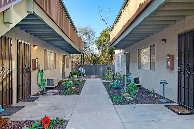 Foto del edificio - Studio in Golden Avenue community - comes with AC, parking, laundry onsite!