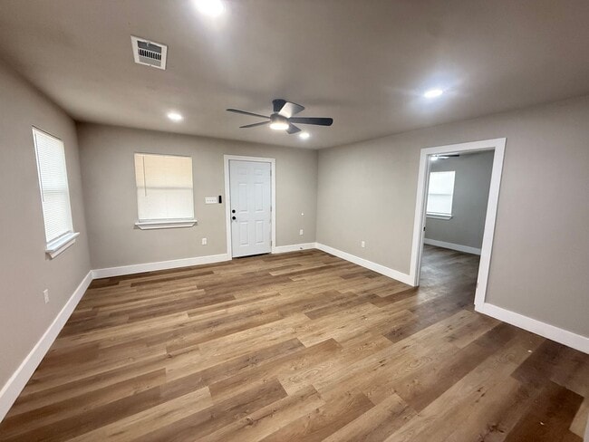 Building Photo - Beautiful Bungalow