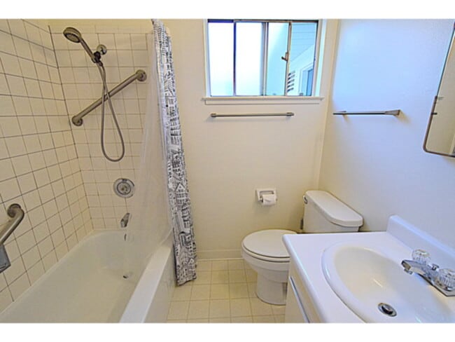 Building Photo - NEW LISTING!QUIET Charm. Upper1BR/1BA In D...