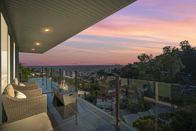 Building Photo - 1737 Sunset Plaza Dr