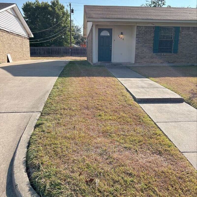 Building Photo - 2408 Comanche Trail