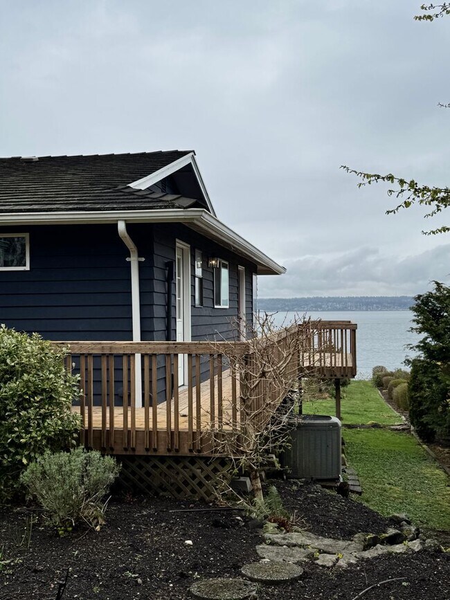 Building Photo - Absolutely Stunning waterfront with stairs...