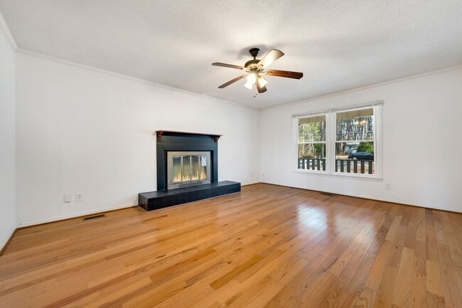 Building Photo - Just right 3 bedroom, 2 bath ranch with hardwoods and fenced yard!