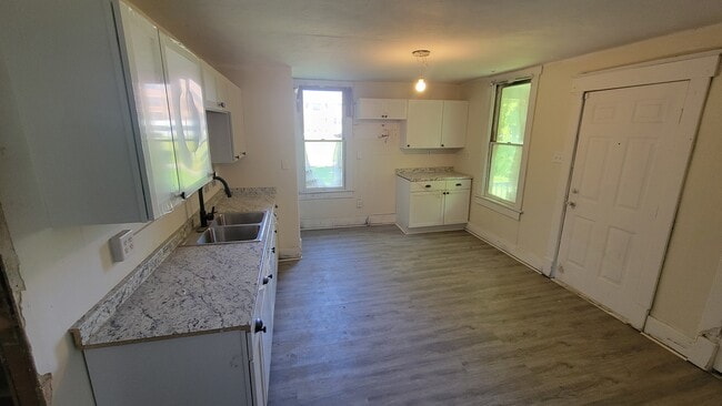 Building Photo - 1107 N Hickory St