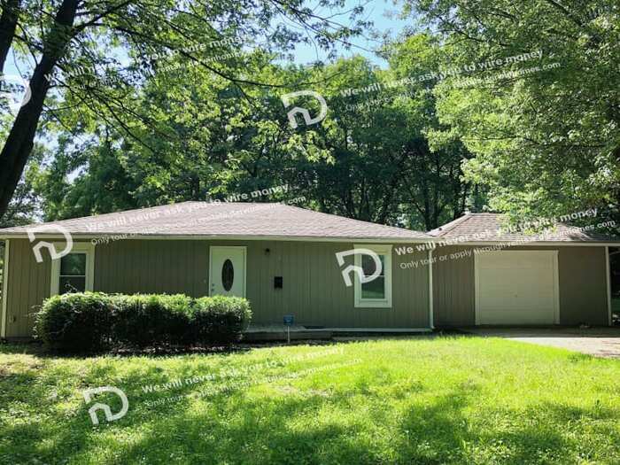 Foto principal - 8024 S Benton Ave