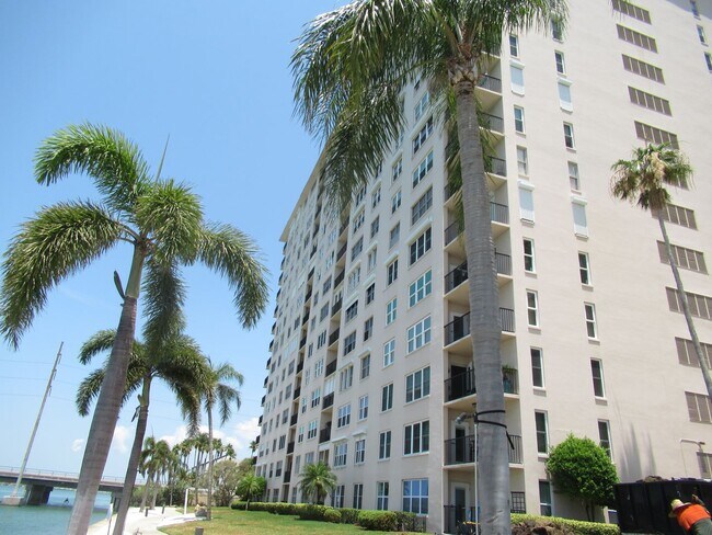Foto del edificio - Waterfront 2/2 Furnished 6-12 MONTH rental 55+ 8th Floor Point Brittany