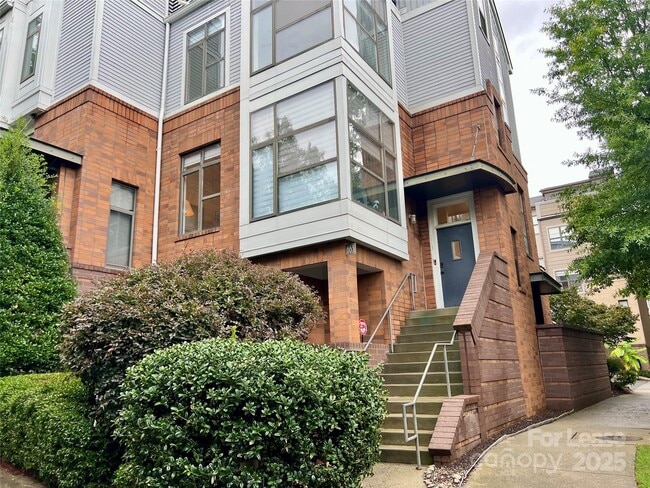 Foto del edificio - 663 E 10th St