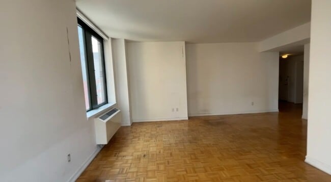 Foto del edificio - 2 S End Ave