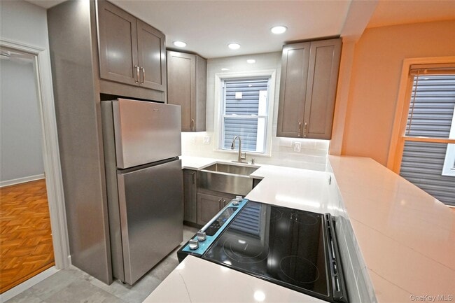 Foto del edificio - 70-30 66th Pl