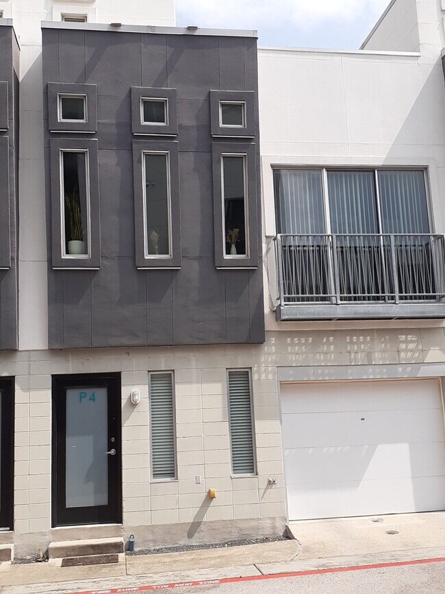 Foto del edificio - Awesome Open-Air Rooftop Deck!  Three-story Condo on S. Congress!