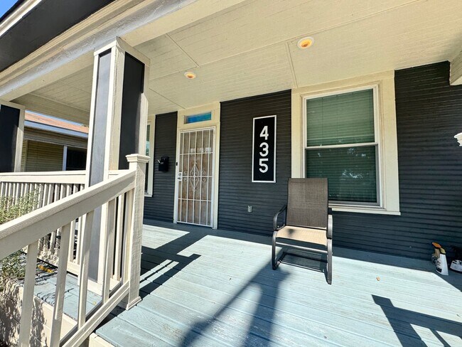 Foto del edificio - Ready For Move In - Beautifully Renovated Cottage Home in South San Antonio - Near Downtown SA