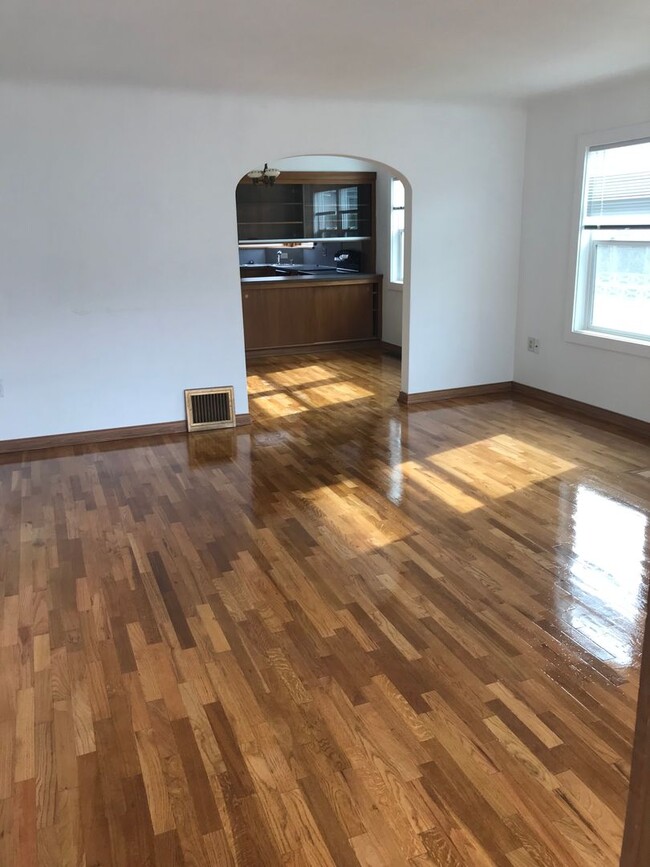 Building Photo - BEAUTIFUL 3 bedroom home with basement! Ce...