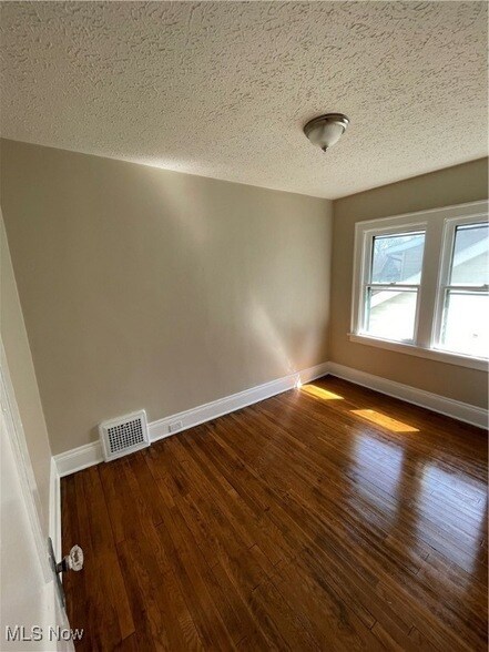 Foto del edificio - 10323 Linnet Ave