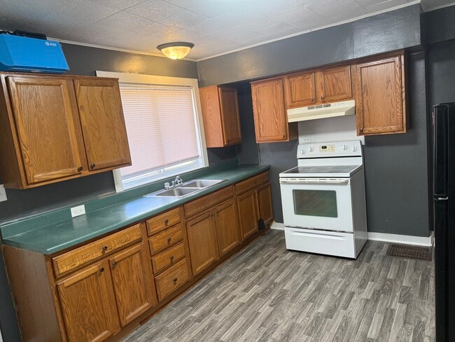 Building Photo - 518 E Vaile Ave