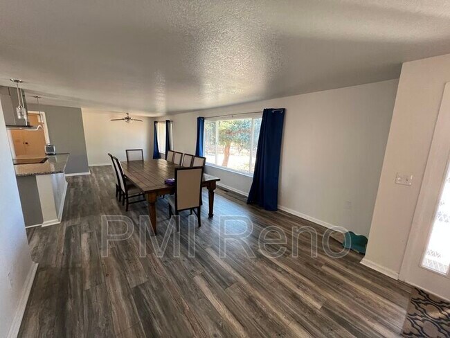 Foto del edificio - 3575 E Golden Valley Rd