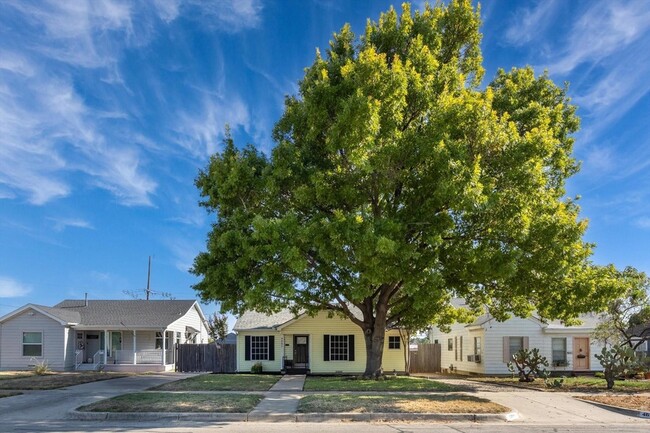 Building Photo - 4621 Calmont Ave