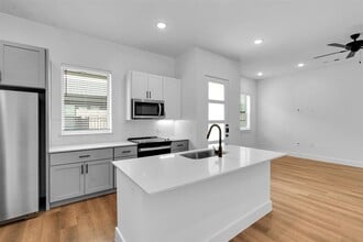 Building Photo - 1356B Provident Dr