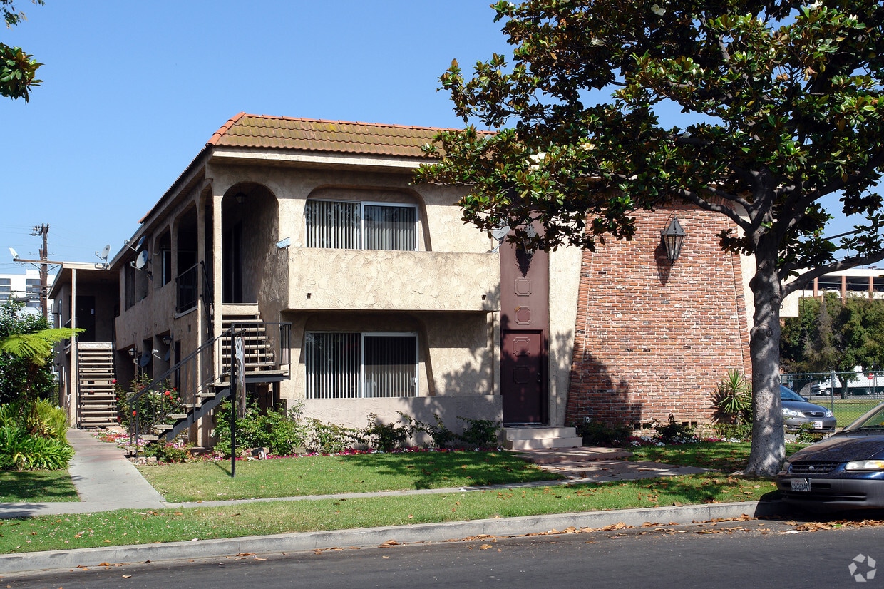 Primary Photo - 9815 S Isis Ave