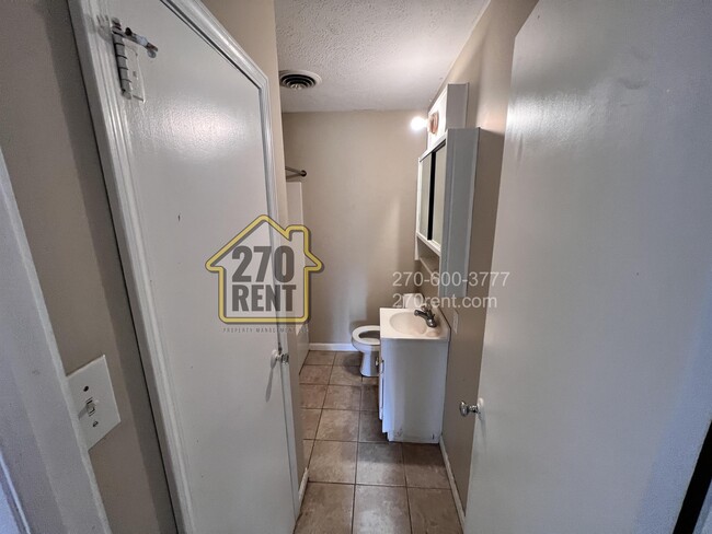 Building Photo - 121 Crestview Dr