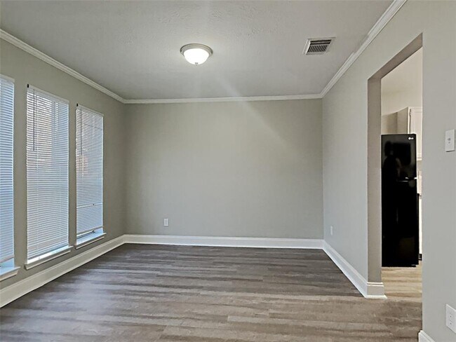 Building Photo - 3934 Vauxhall Dr S