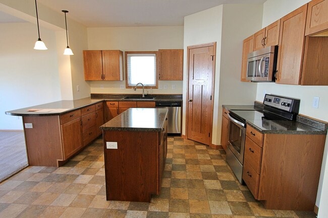 Building Photo - 3 Bedroom Townhome