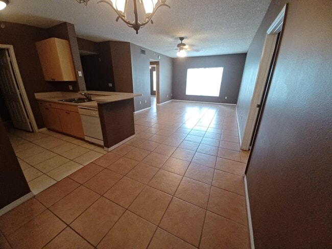 Building Photo - 5016 Lantana Rd