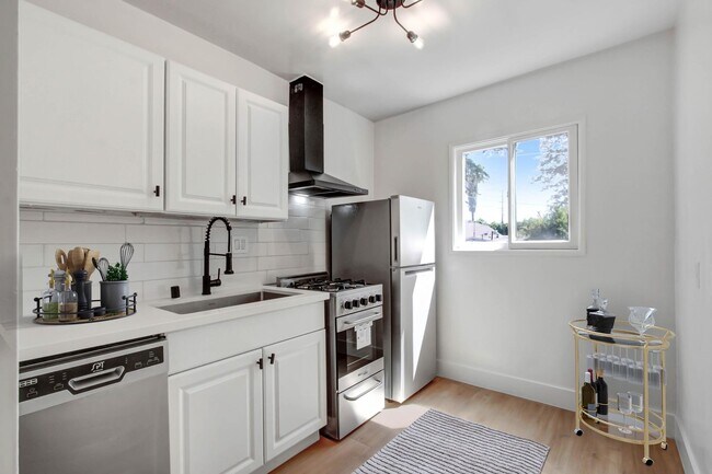 Foto del edificio - Newly renovated studio apartment with park...