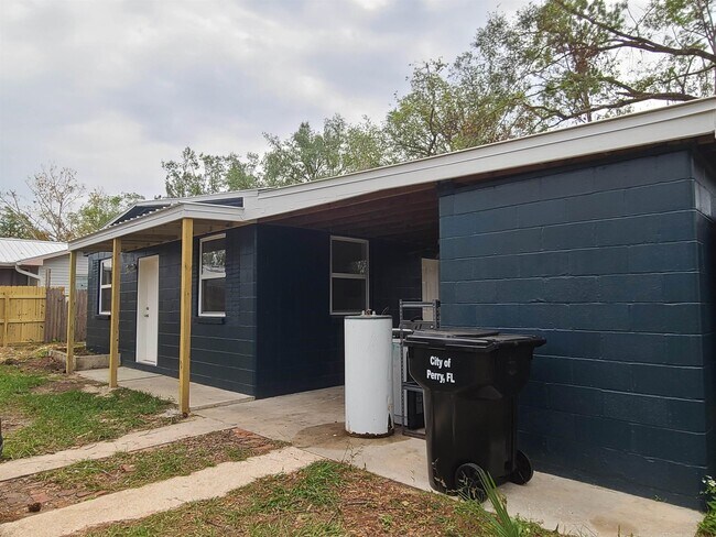 Foto del edificio - 703 W Veterans Dr