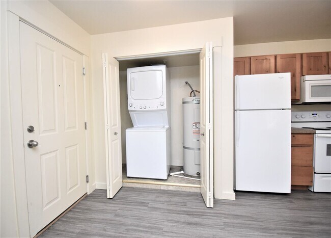 Foto del edificio - 2 Bed 1 Bath Garden Level Apartment! Easy Access to Downtown, Shopping and MSU!